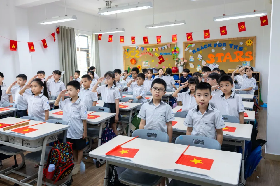 Đón học sinh tại cửa lớp